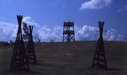 DIA00029 Houten uitkijktoren en speel-wigwams bij Plaszicht; ca. 1985