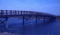 DIA00033 Houten loopbrug over de Bernisse bij parkeerplaats Buishoek; ca. 1985