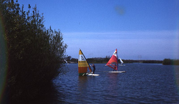 DIA00036 Surfers op de Bernisse; ca. 1985