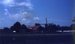 DIA00039 De molen van Abbenbroek en een boerderij; ca. 1985
