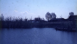 DIA00041 Vissteiger nabij parkeerplaats Buishoek. Op de achtergrond de molen van Abbenbroek; ca. 1985