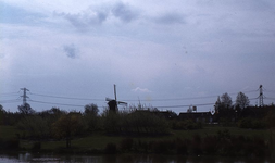 DIA00043 De molen van Abbenbroek en hoogspanningsmasten; ca. 1985