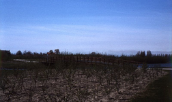 DIA00045 Houten loopbrug over de Bernisse, nabij Plaszicht en de Forellenplas; ca. 1985