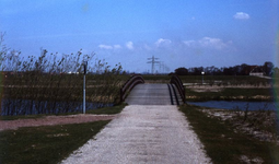 DIA00046 Houten loopbrug over de Bernisse, nabij Plaszicht en de Forellenplas; ca. 1985