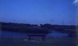 DIA00062 Zitbankje langs de Bernisse; ca. 1985