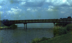 DIA00063 Houten loopbrug over de Bernisse nabij de recreatieplas en het strandje; ca. 1985