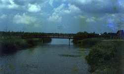 DIA00064 Houten loopbrug over de Bernisse nabij de recreatieplas en het strandje; ca. 1985