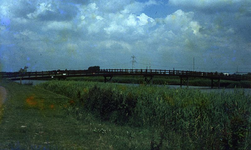 DIA00065 Houten loopbrug over de Bernisse nabij parkeerterrein Buishoek; ca. 1985