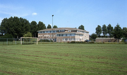 DIA00076 Het gemeentehuis van Gemeente Bernisse; met de naastgelegen sportvelden; ca. 1993