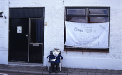 DIA00108 Pop van Abraham en spandoek om 50e verjaardag te vieren; ca. 1993