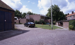 DIA00172 Grasveld met speeltoestellen achter het Dorpshuis; ca. 1993