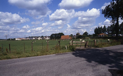 DIA00205 Het dorp, gezien vanaf de Oudelandsedijk; ca. 1993