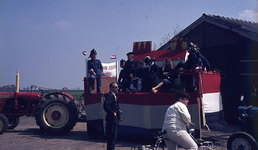 DIA00206 De viering van bevrijdingsdag met een optocht, die vertrekt vanaf de parkeerplaats bij Van Pelt; 5 mei 1970