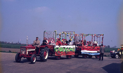 DIA00208 De viering van bevrijdingsdag met een optocht, die vertrekt vanaf de parkeerplaats bij Van Pelt; 5 mei 1970