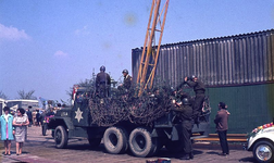 DIA00209 De viering van bevrijdingsdag met een optocht, die vertrekt vanaf de parkeerplaats bij Van Pelt; 5 mei 1970