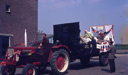 DIA00210 De viering van bevrijdingsdag met een optocht, die vertrekt vanaf de parkeerplaats bij Van Pelt; 5 mei 1970