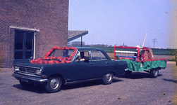 DIA00211 De viering van bevrijdingsdag met een optocht, die vertrekt vanaf de parkeerplaats bij Van Pelt; 5 mei 1970