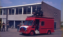 DIA00212 De viering van bevrijdingsdag met een optocht, die vertrekt vanaf de parkeerplaats bij Van Pelt; 5 mei 1970