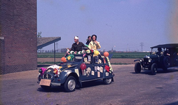 DIA00214 De viering van bevrijdingsdag met een optocht, die vertrekt vanaf de parkeerplaats bij Van Pelt; 5 mei 1970