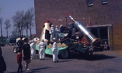 DIA00216 De viering van bevrijdingsdag met een optocht, die vertrekt vanaf de parkeerplaats bij Van Pelt; 5 mei 1970