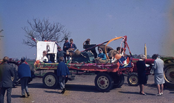 DIA00217 De viering van bevrijdingsdag met een optocht, die vertrekt vanaf de parkeerplaats bij Van Pelt; 5 mei 1970