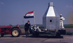 DIA00218 De viering van bevrijdingsdag met een optocht, die vertrekt vanaf de parkeerplaats bij Van Pelt; 5 mei 1970