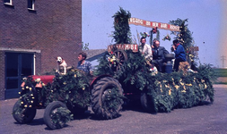 DIA00219 De viering van bevrijdingsdag met een optocht, die vertrekt vanaf de parkeerplaats bij Van Pelt; 5 mei 1970