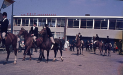 DIA00221 De viering van bevrijdingsdag met een optocht, die vertrekt vanaf de parkeerplaats bij Van Pelt; 5 mei 1970