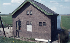 DIA00223 Het gebied rond de Bernisse voor de ontwikkeling tot recreatiegebied. Gemaal van Zuidland met gevelsteen; 20 ...
