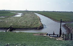 DIA00236 Het gebied rond de Bernisse voor de ontwikkeling tot recreatiegebied. Duiker onder de Bernisse Spuidijk aan de ...