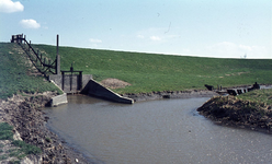 DIA00240 Het gebied rond de Bernisse voor de ontwikkeling tot recreatiegebied. Duiker onder de Bernisse Spuidijk aan de ...