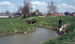 DIA00242 Het gebied rond de Bernisse voor de ontwikkeling tot recreatiegebied. Duiker onder de Schuddebeursedijk. Op de ...