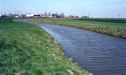 DIA00244 Het gebied rond de Bernisse voor de ontwikkeling tot recreatiegebied. Het dorp Simonshaven, gezien vanuit de ...