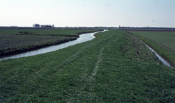 DIA00247 Het gebied rond de Bernisse voor de ontwikkeling tot recreatiegebied. De Bernisse richting Zuidland; 20 april 1976