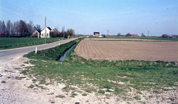 DIA00250 Het gebied rond de Bernisse voor de ontwikkeling tot recreatiegebied. Huizen aan de Veerdam; 20 april 1976
