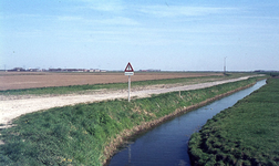 DIA00251 Het gebied rond de Bernisse voor de ontwikkeling tot recreatiegebied. De onverharde Stompaardsedijk richting ...