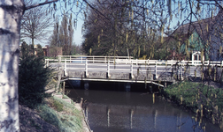 DIA00254 Het gebied rond de Bernisse voor de ontwikkeling tot recreatiegebied. De brug van de Veerdam; 20 april 1976