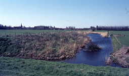 DIA00262 Het gebied rond de Bernisse voor de ontwikkeling tot recreatiegebied. Het Trambaanpad richting Zuidland, ter ...