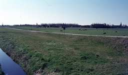 DIA00263 Het gebied rond de Bernisse voor de ontwikkeling tot recreatiegebied. De Krommedijk ter hoogte van de kruising ...