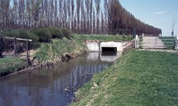 DIA00266 Het gebied rond de Bernisse voor de ontwikkeling tot recreatiegebied. De duiker waar de Bernisse onder het ...