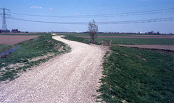 DIA00267 Het gebied rond de Bernisse voor de ontwikkeling tot recreatiegebied. De Oude Kadesedijk richting het noorden; ...