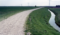 DIA00270 Het gebied rond de Bernisse voor de ontwikkeling tot recreatiegebied. De Oude Kadesedijk richting het zuiden; ...