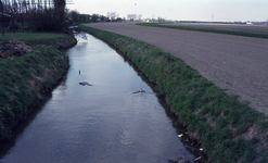 DIA00272 Het gebied rond de Bernisse voor de ontwikkeling tot recreatiegebied. De Bernisse richting het noorden, gezien ...