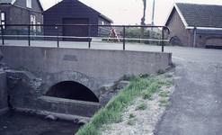 DIA00276 Het gebied rond de Bernisse voor de ontwikkeling tot recreatiegebied. De duiker bij de Scheedelf. Op de ...