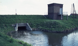 DIA00287 Het gebied rond de Bernisse voor de ontwikkeling tot recreatiegebied. Gemaal en duiker bij de Toldijk; 20 april 1976