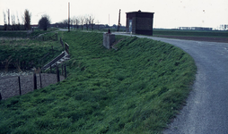 DIA00289 Het gebied rond de Bernisse voor de ontwikkeling tot recreatiegebied. Gemaal en duiker bij de Toldijk; 20 april 1976