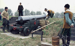 DIA01104 Watergeuzen bij een kanon op Bastion IX; 1 april 1972