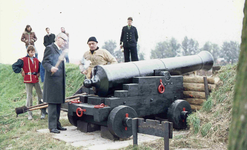 DIA01107 Watergeuzen bij een kanon op Bastion IX. De lont wordt ontstoken; 1 april 1972