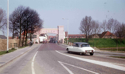 DIA01210 De grote stadspoort op de Pieter van der Wallendam; 1 april 1974