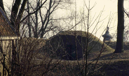 DIA01311 Een remise op Bastion II. Links het dak van het kruithuis, rechts de monnik van de beer in de Molenvest; 1994